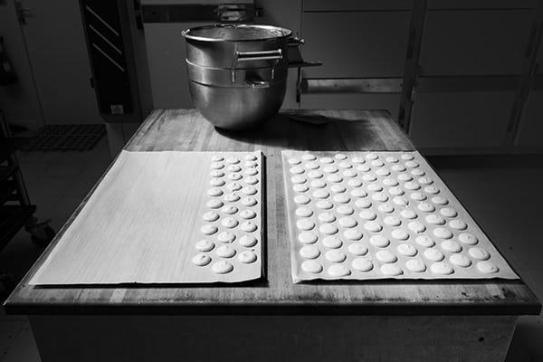Macarons-atelier-eleonore-montpellier-noir&blanc